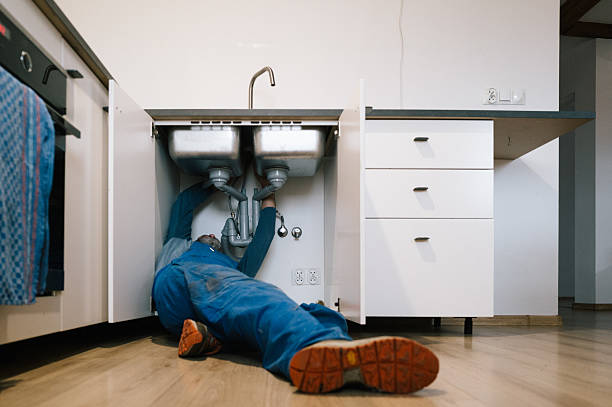 Professional Leak Detection technician working in De Soto, IL